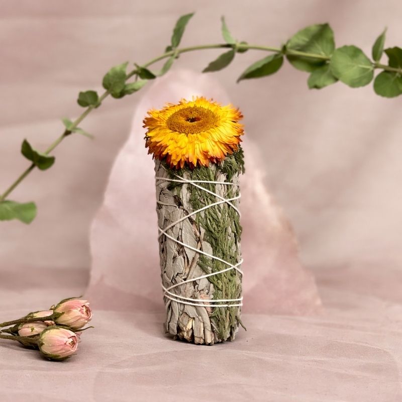 Sahúmo de Salvia Blanca con Cedro y Flor de Papel Amarilla–Naranja
