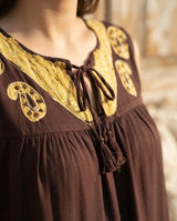 Blusa Darpita Café con Amarillo