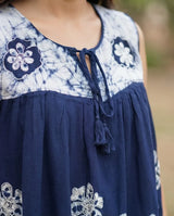 Blusa Chandri Azul Marino con Blanco