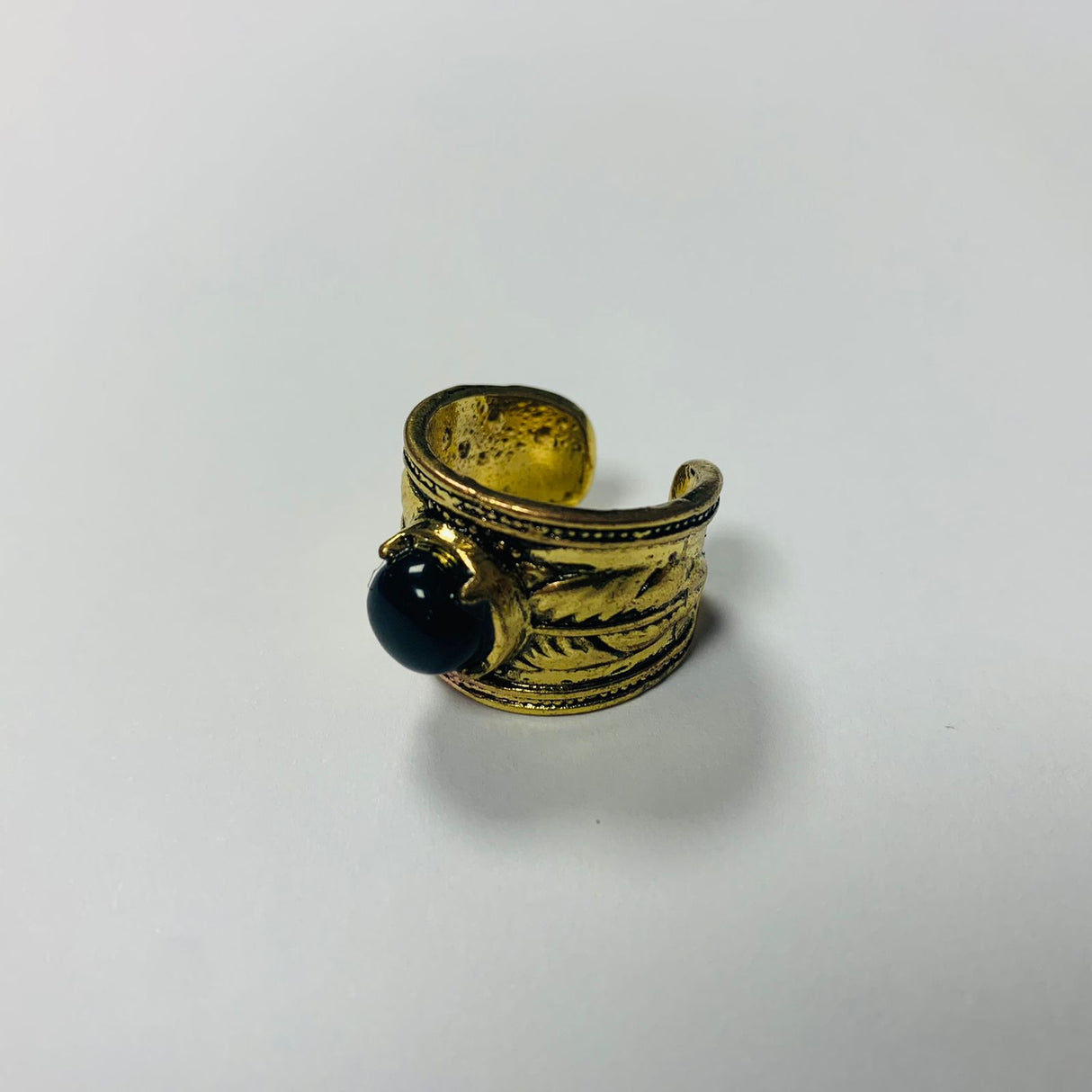 Anillo Pluma Dorada Onix